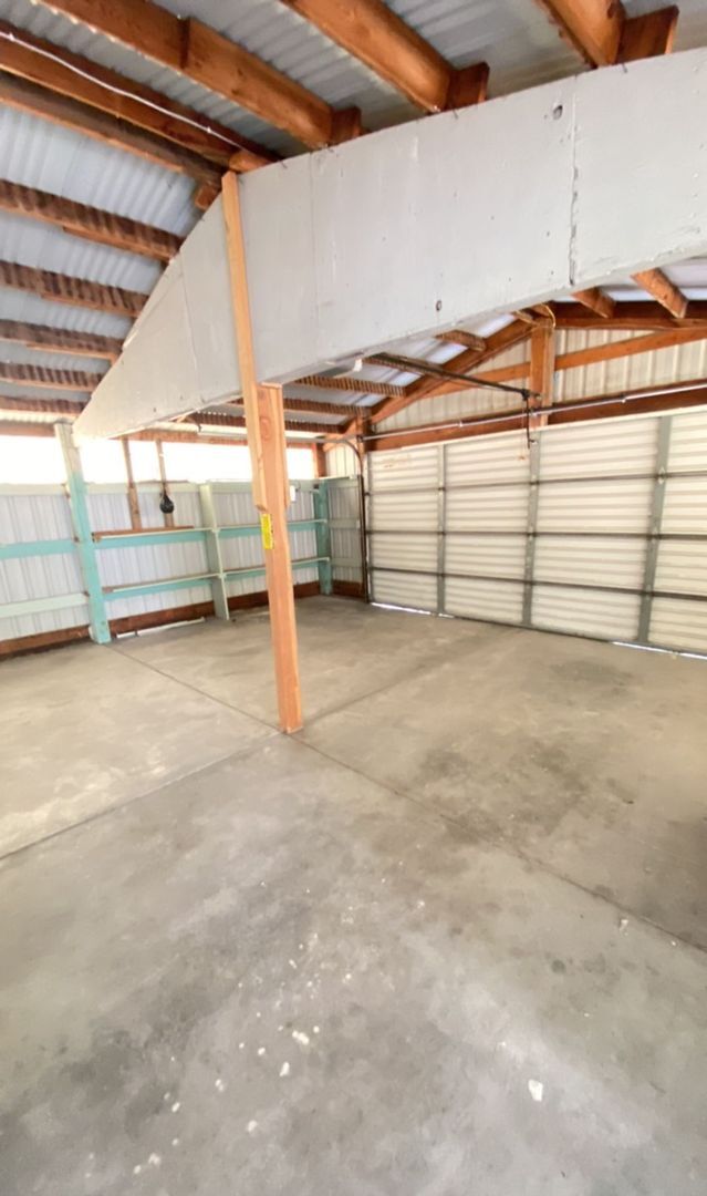 Building Photo - Great Little Home Out Of Town With Lots To...