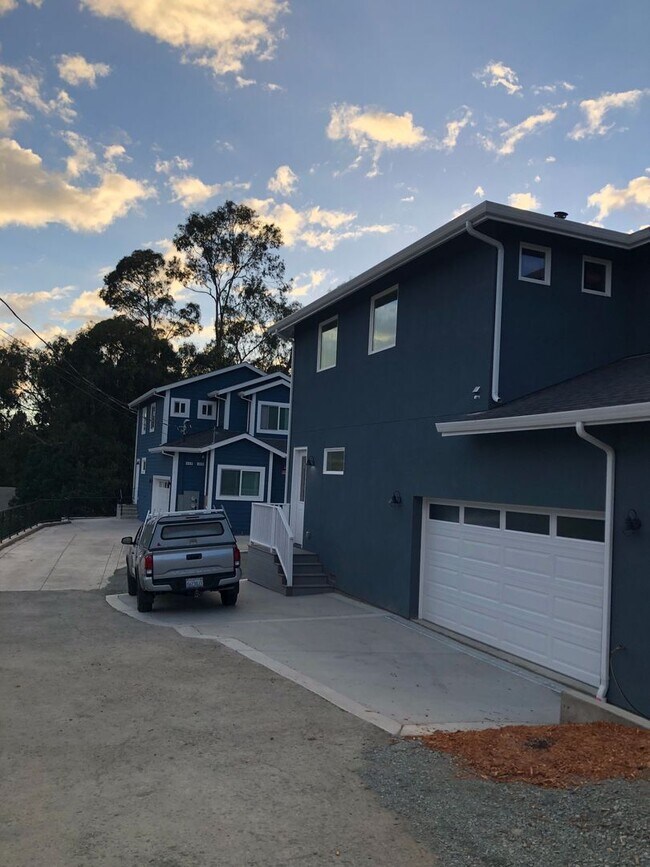 Building Photo - 463 La Paloma Rd