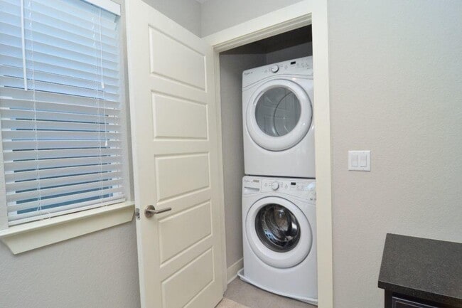 Building Photo - 2921 Bond Dr