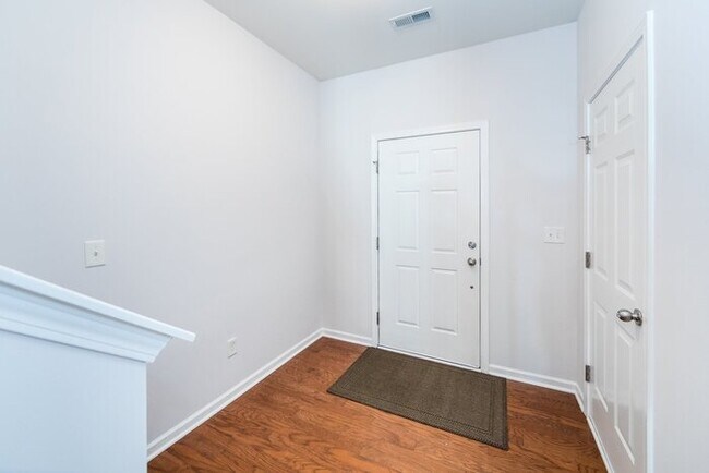 Building Photo - Beautiful 3BD/2.5BA Townhome in the Lions ...