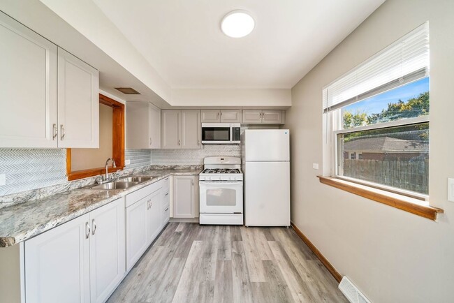 Building Photo - 27 E Thorndale Ave