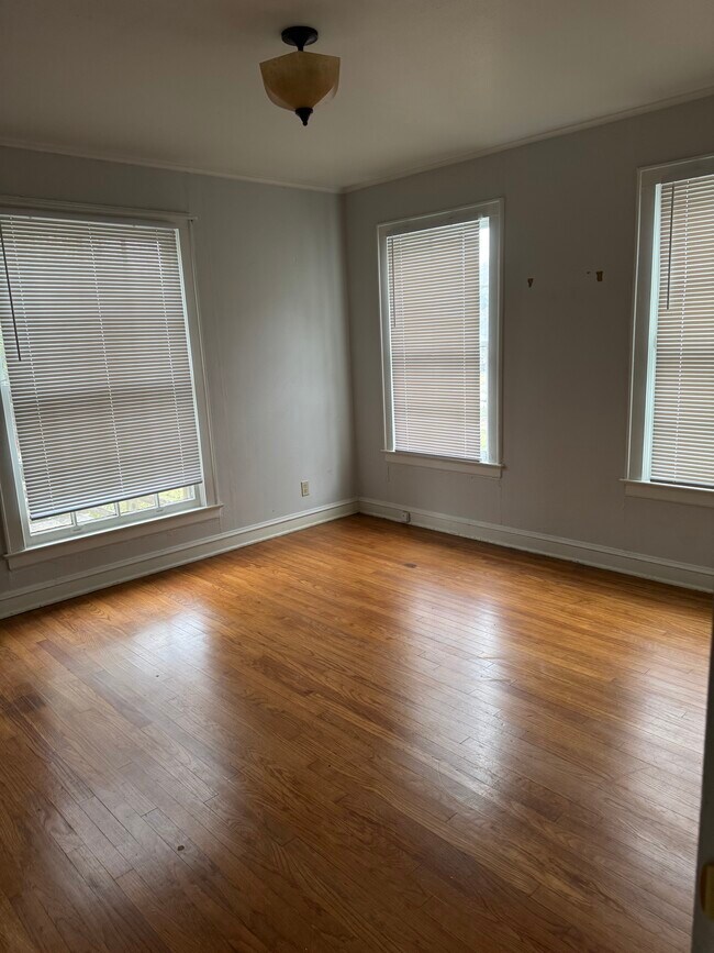 Building Photo - 113 E Merrick St