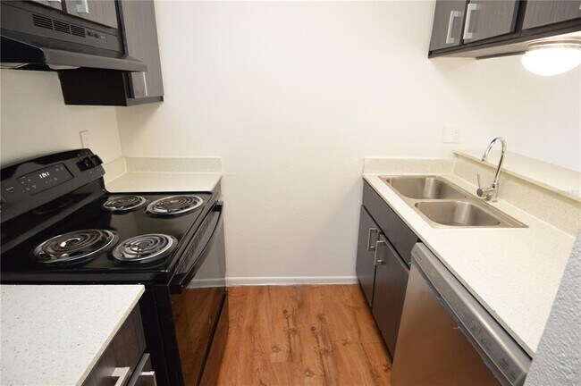 Building Photo - 8425 Cerro Cir