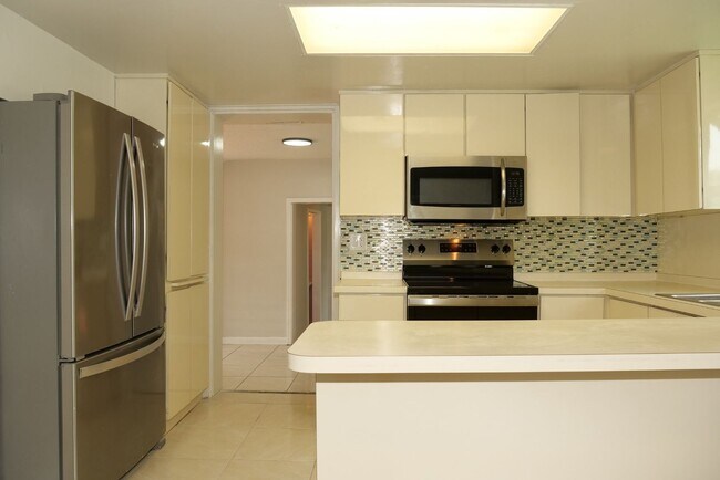 Building Photo - 3 bedroom 2 bath, corner lot