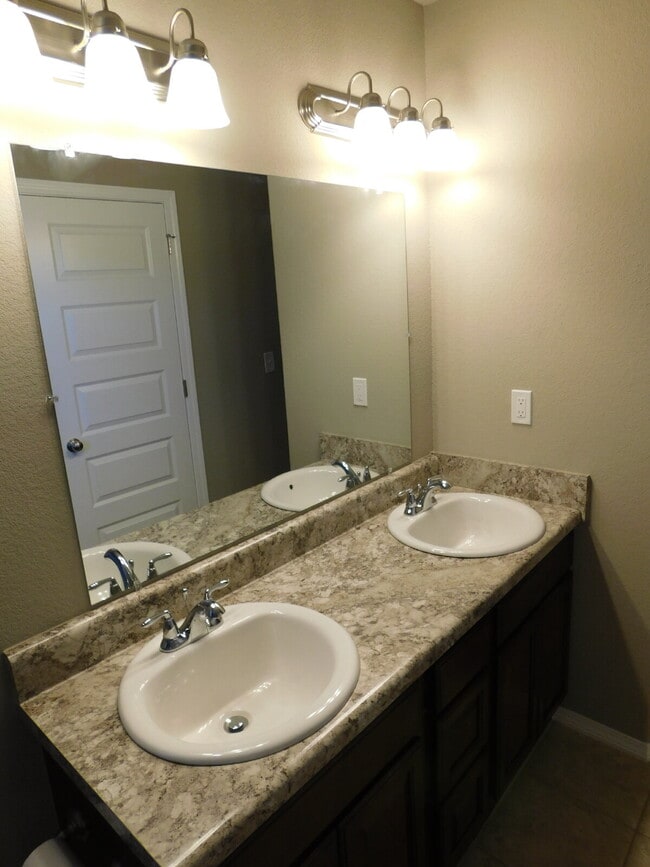 Building Photo - Charming Three Bedroom Home in Fayetteville  To schedule your own showing: 479-341-6744. Apply at...