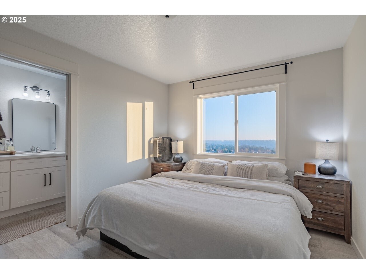 Master bed - 2013 NE North Fork Ave
