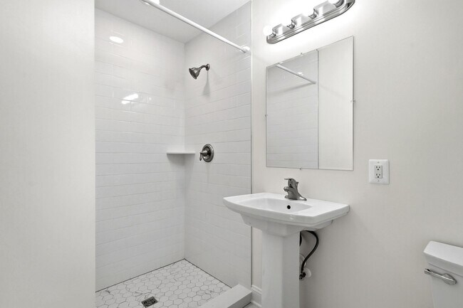 Building Photo - 5116 Shore Dr