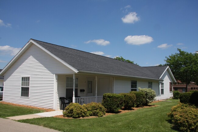 Private Patio - Hurst Cottage Apartments