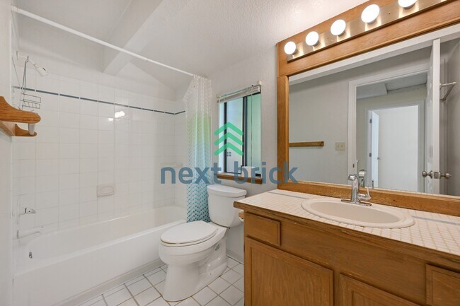 Building Photo - "Spacious 5-Bed Gem with 2.5 Baths in Prime Redmond Location!"