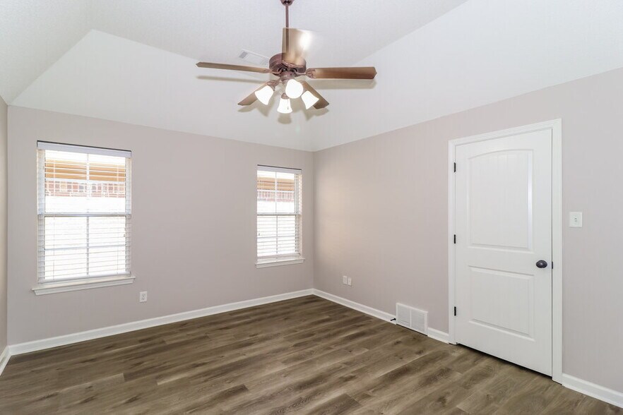 Building Photo - 10247 Morning Hill Dr