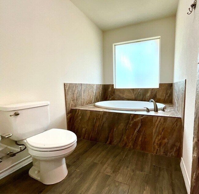 Building Photo - AVAILABLE NOW!!! Lake Life Meets Modern Comfort in Kingsland!