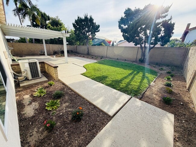 Building Photo - Stylish Single-Story Living in Coveted South Coast Metro