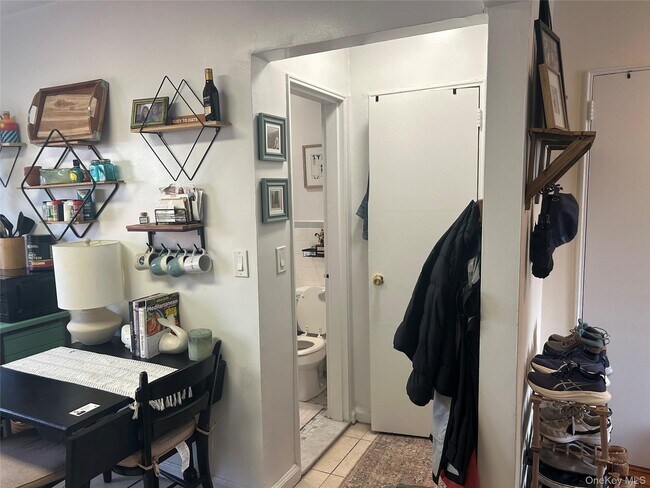 Building Photo - 417 W Broadway