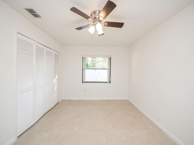 Building Photo - South Lakeland Duplex!