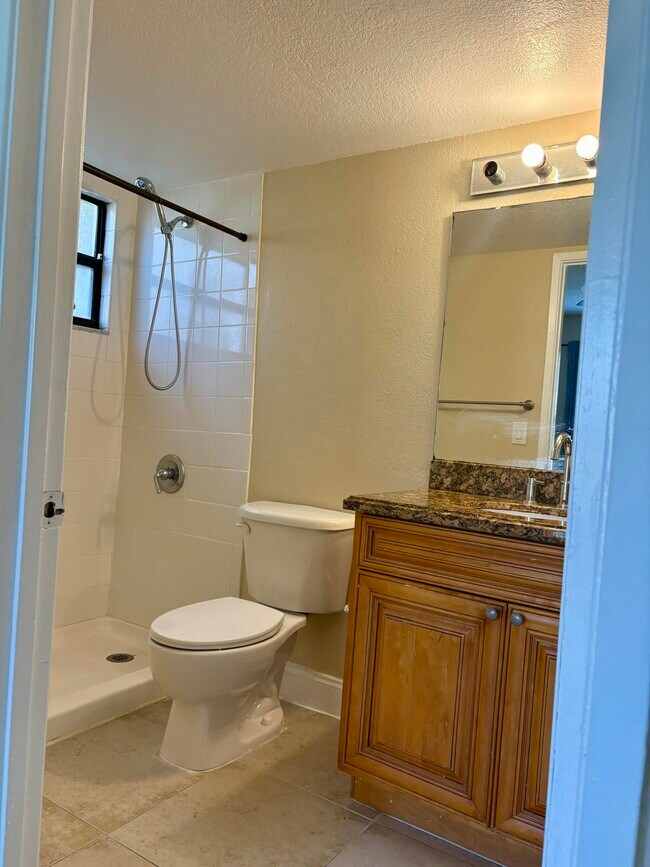 Building Photo - 1545 Lake Crystal Dr