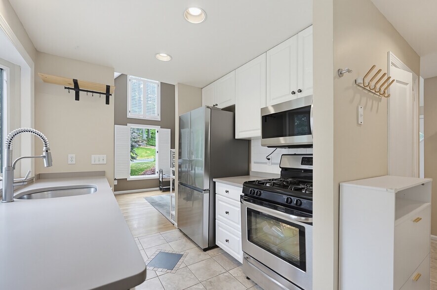 Building Photo - 33 Brimstone Way