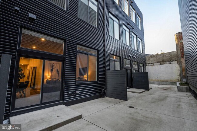 Building Photo - 525 N 41st St
