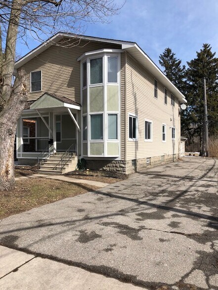 Primary Photo - 458 Laprairie St