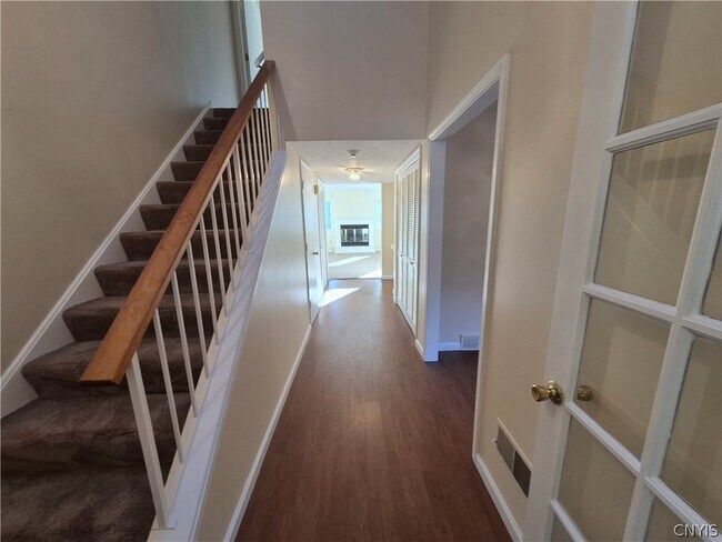Building Photo - 435 Summerhaven Dr N
