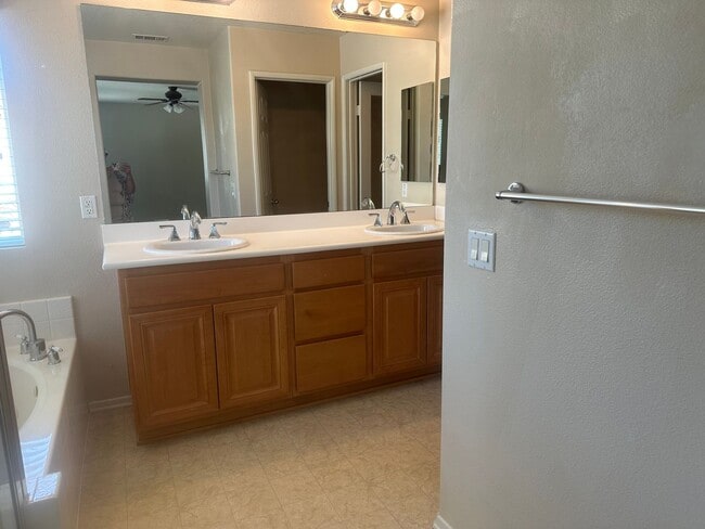 Building Photo - Charming 3 Bedroom, 2.5 Bath Home in North...