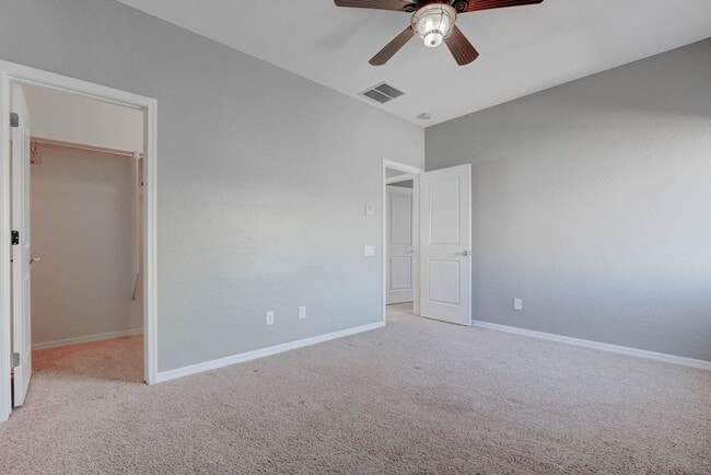 Building Photo - 2589 Chateau Clermont St