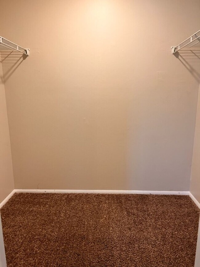 Building Photo - Spacious 1-Bedroom Apartment for Rent in C...
