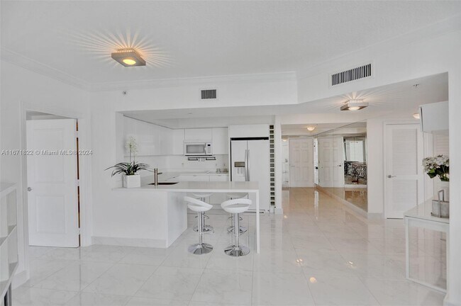 Building Photo - 16699 Collins Ave