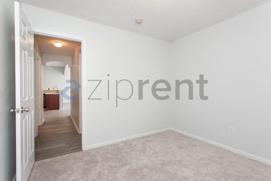 Building Photo - 168 Oak Common Ave