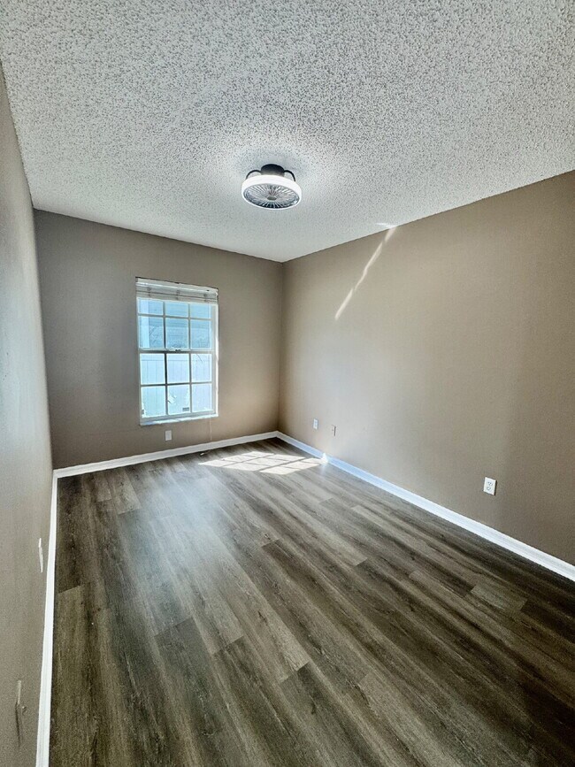 Building Photo - 3 Bed, 2 Bath Tampa Home Walking Distance ...