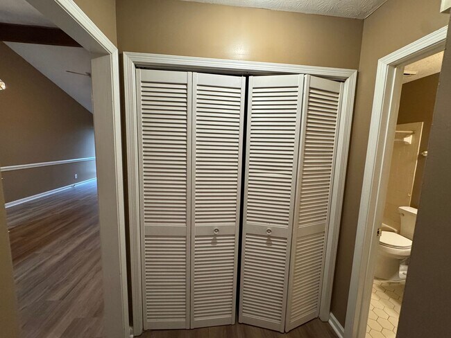 Building Photo - Attached Single Level 3 bedroom 2 bath