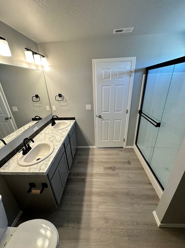 Building Photo - 3 Bedroom and 2 bath located in a vibrant,...