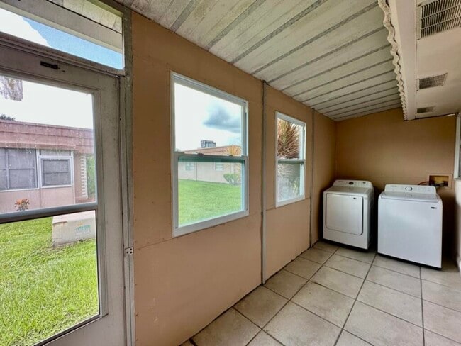 Building Photo - 301 Seville Dr