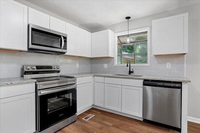 Building Photo - 1844 Brier Ln