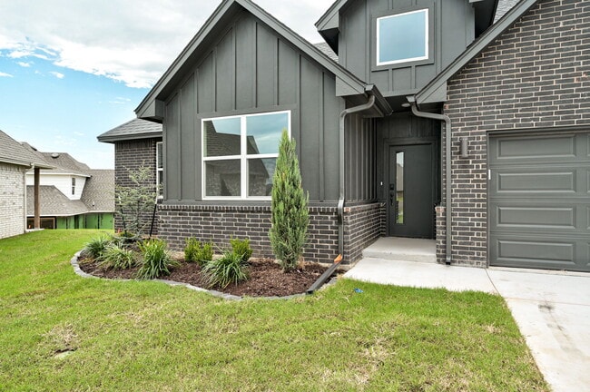 Building Photo - 6101 Kinnick Dr