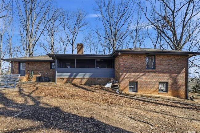 Building Photo - 1460 Hillcrest Dr