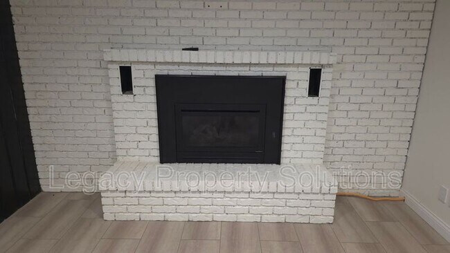 Building Photo - 926 N Mandan St