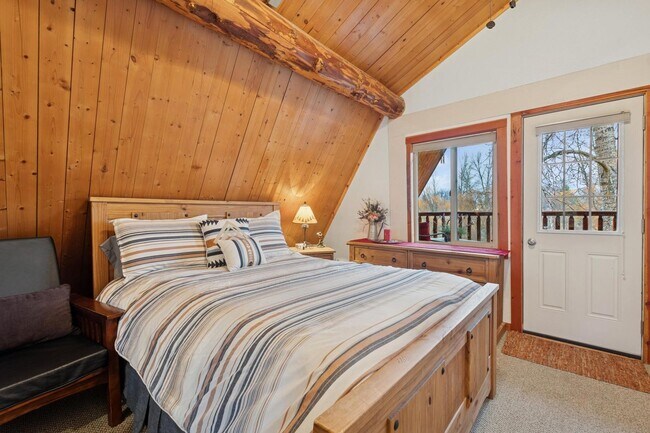 Building Photo - 4 bedroom  Whitefish River Cabin