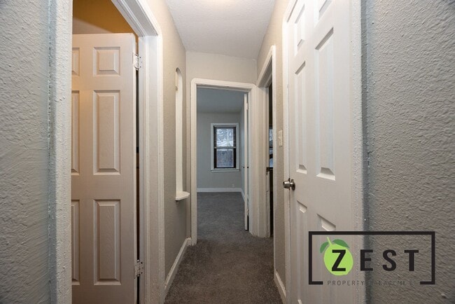 Building Photo - 2 BDRM 1 BTH