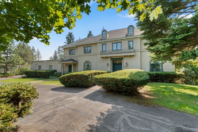 Building Photo - "Experience Luxury Living: Expansive 4-Bedroom Retreat Estate with Scenic Views and Elegant Finis...