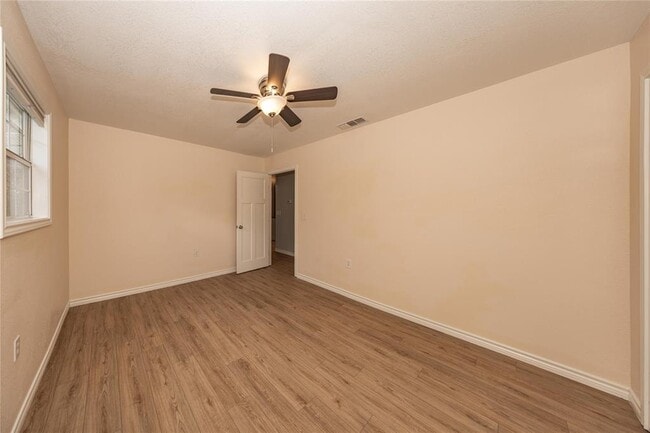 Building Photo - 400 Oak Knob Dr