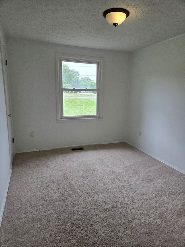 Building Photo - Lovely Rambler on large corner lot