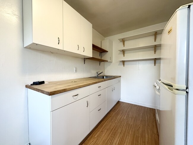 Building Photo - Cute 1 Bedroom 1 Bathroom Unit