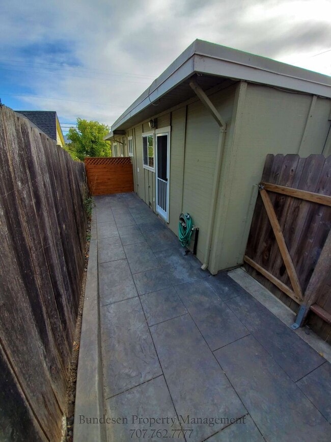 Building Photo - 104 Kent St