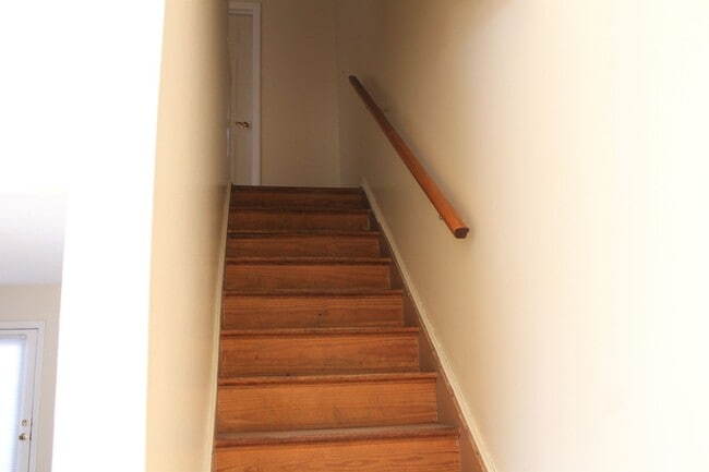Building Photo - 3 Bedroom Townhouse - Near While Park - 06...