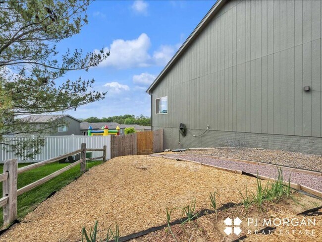 Building Photo - Beautiful 4 Bedroom, 3 Bathroom Home - Ren...