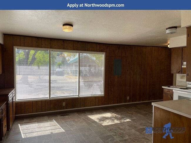 Building Photo - Charming 2 Bedroom 2 Bathroom Home
