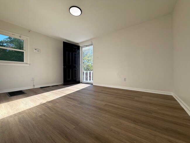 Building Photo - Remodeled 3BD/ 2Bath