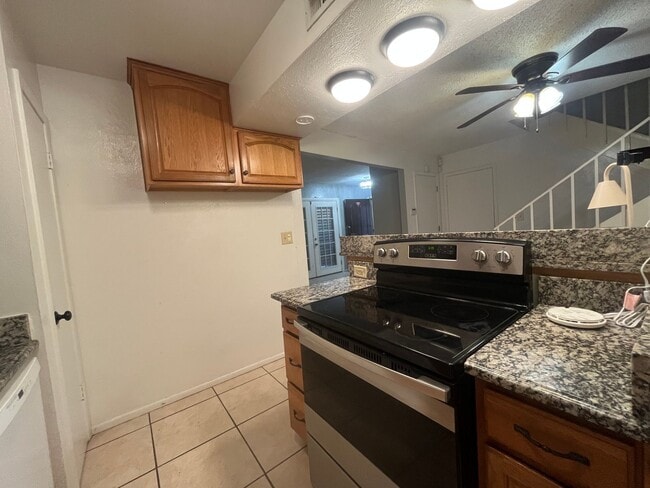 Building Photo - Southside Townhome!!