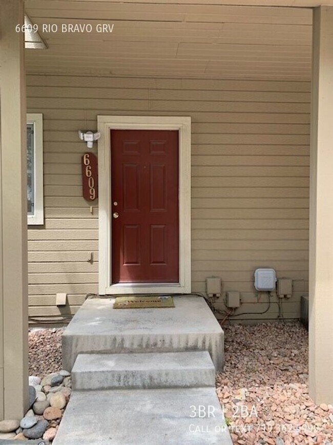 Building Photo - 2-story Townhome with Finished Basement