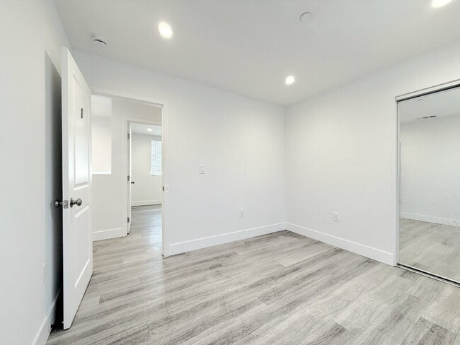 Building Photo - 827 E 74th St